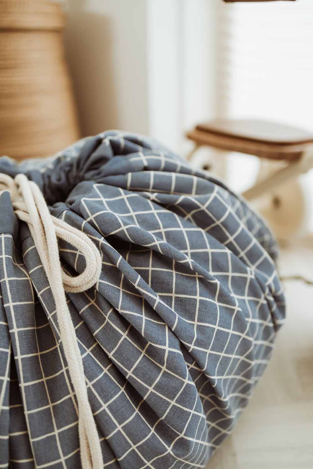 Playandgo_storage_bag_organic_grid_blue_closed_bag_close_picture