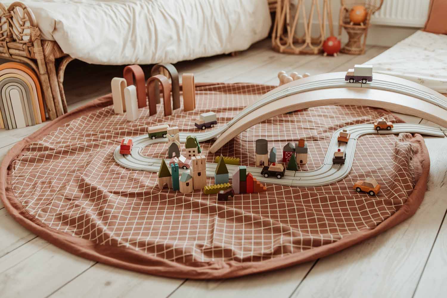 Playandgo_storage_bag_organic_grid_brown_open_on_floor_with_toys