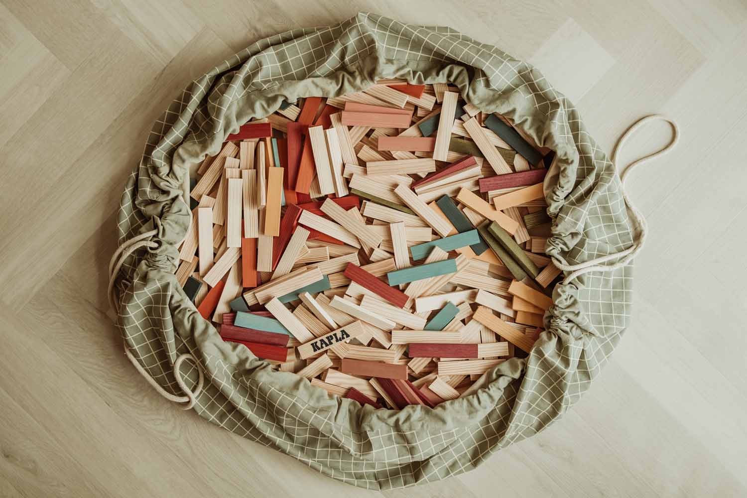 Playandgo_storage_bag_organic_grid_green_filled_with_wooden_blocks